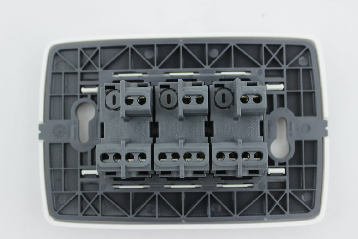 INTERRUPTOR CONMUTABLE TRIPLE ARQUEA BLANCA