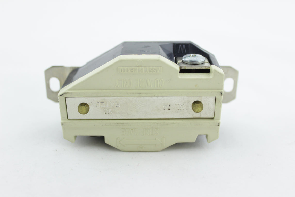 TOMA SEGURIDAD INCRUSTAR 30A/125VAC 2P+T NEMA L5-30